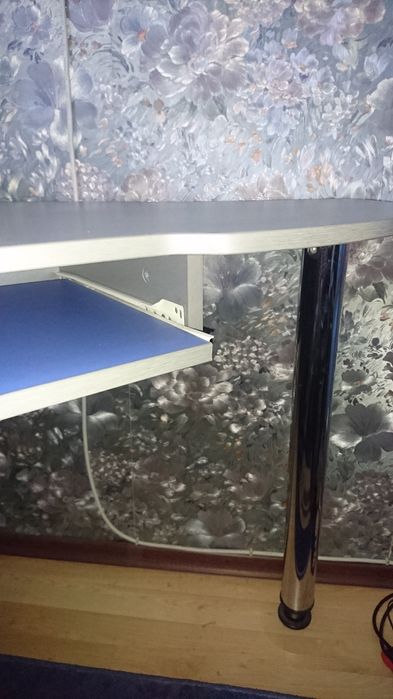 Компьютерный письменный угловой стол