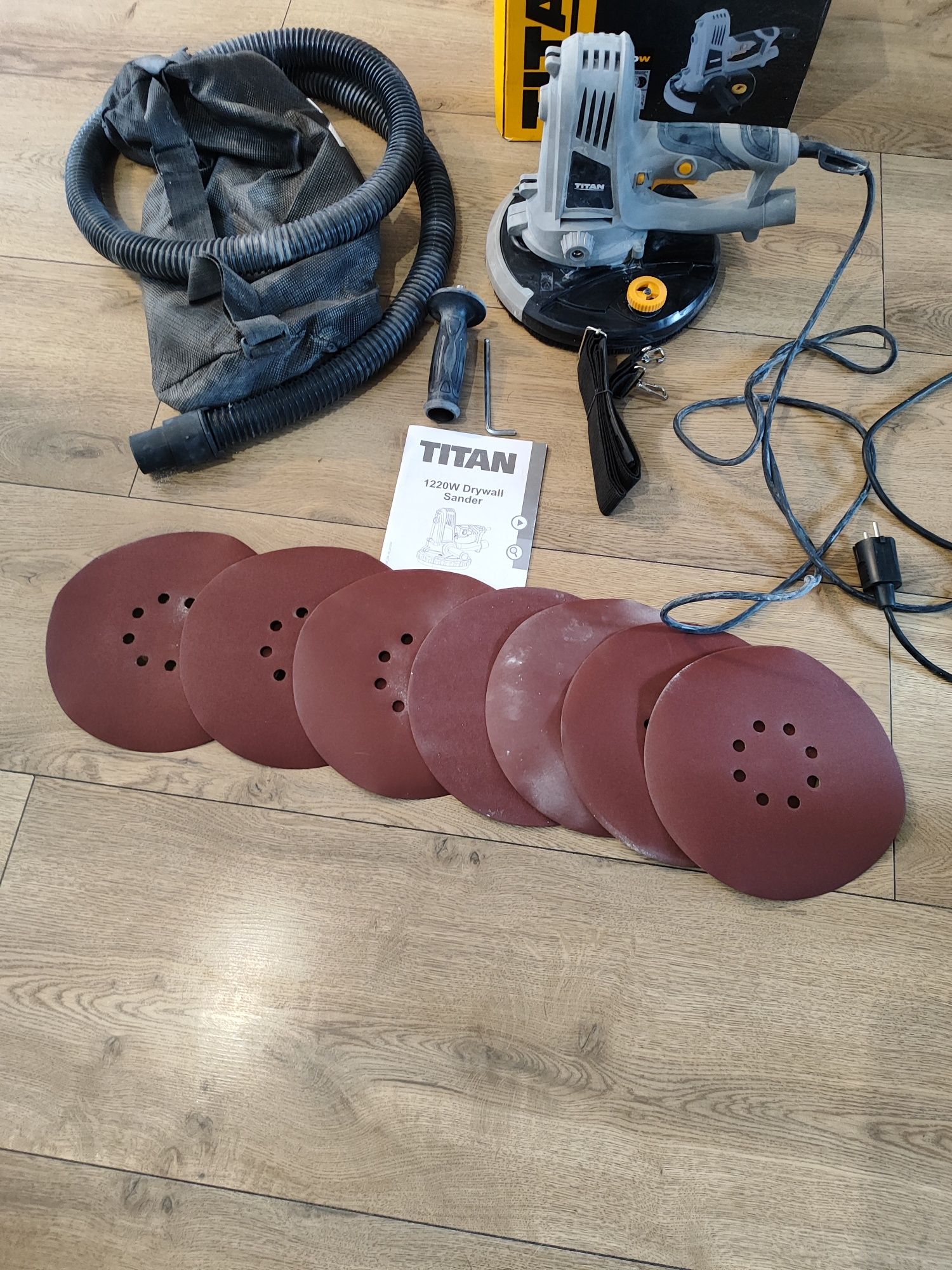 Szlifierka z regulacją obrotów do gładzi Titan 225mm, rok 2025