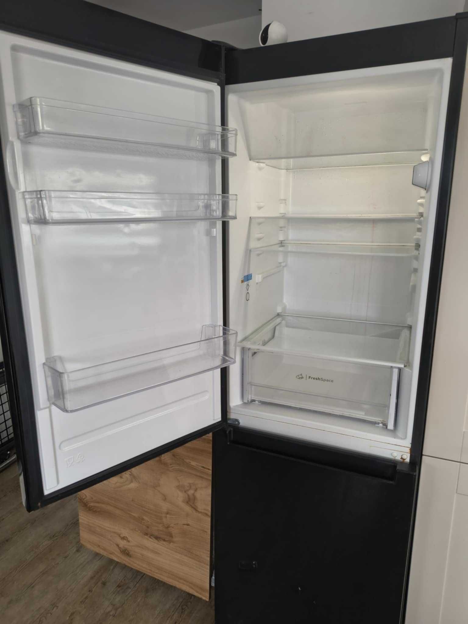 Sprzedam Lodówkę INDESIT LI8S1EK zakupioną w grudniu 2022 na gwarancji