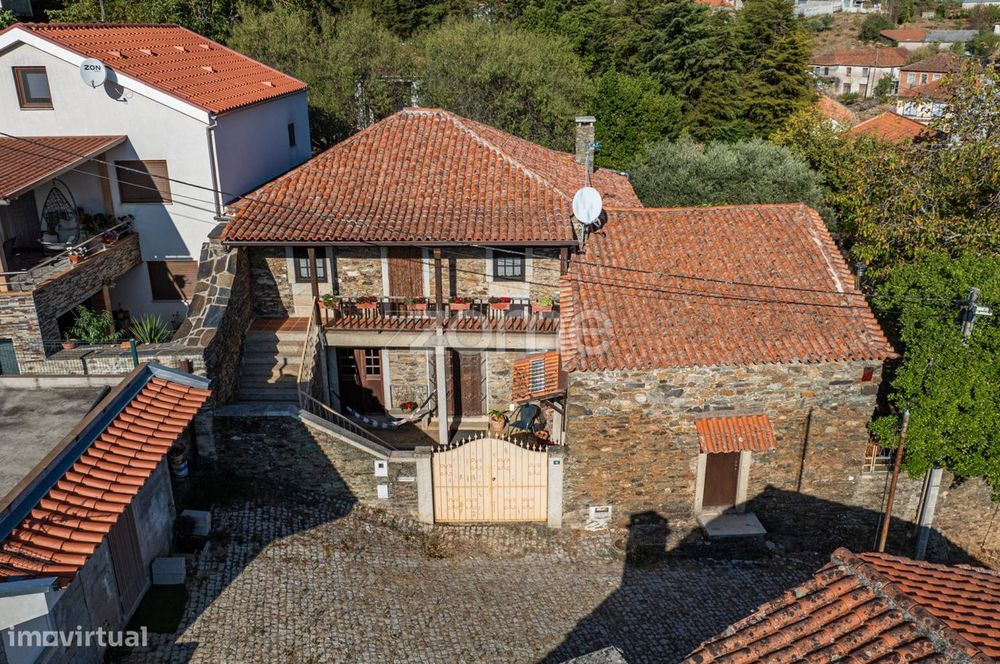 Moradia T2 com Anexo e Jardim, Amendoeira, Macedo de Cavaleiros