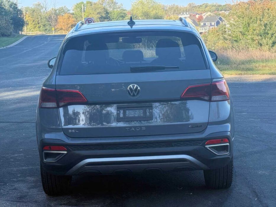 Volkswagen Taos      2024