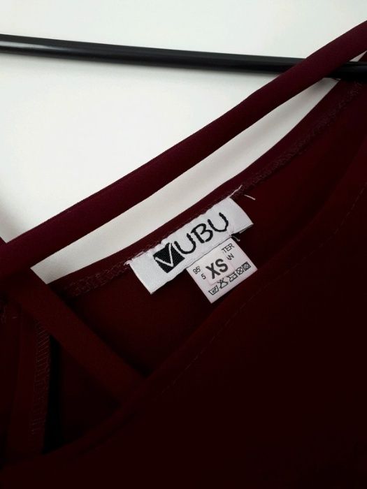 Bordowa letnia bluzka z ozdobnymi paskami VUBU