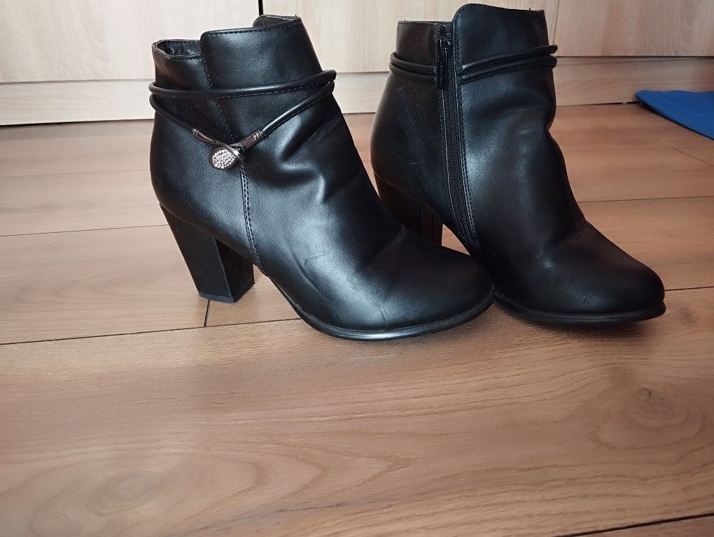 Botki z ozdobą r. 38