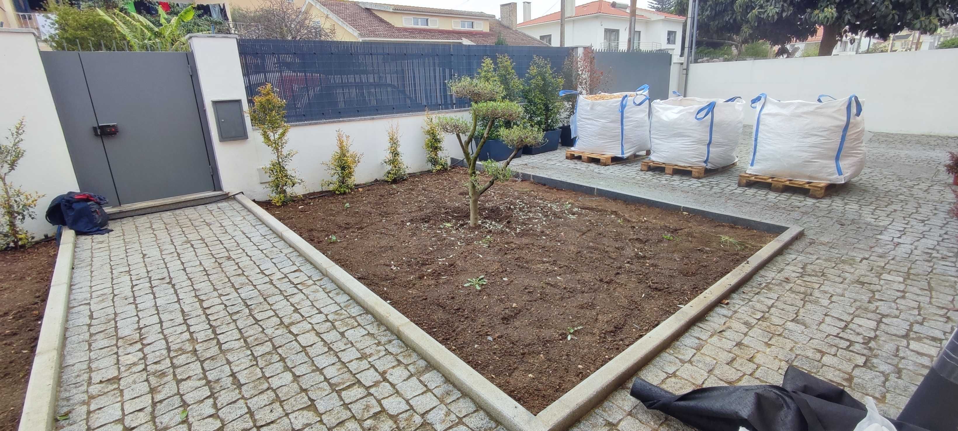 Jardineiros e Manutenções de Espaços Verdes e de Sistemas de Rega