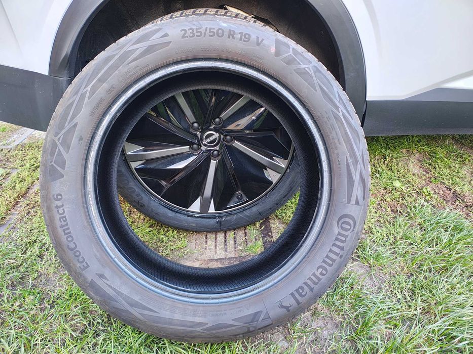 Sprzedam 4 letnie opony CONTINENTAL 235 / 50 / 19 V