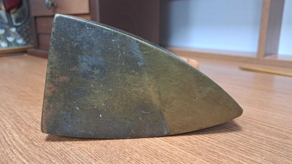 Stary żelazko mosiężne z rączką drewnianą kolekcjonerskie, dekor (144)