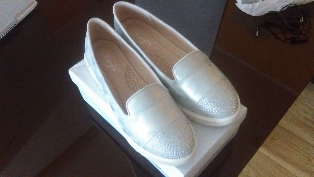 Zjawiskowe slip-ony srebrne r.38 nowe