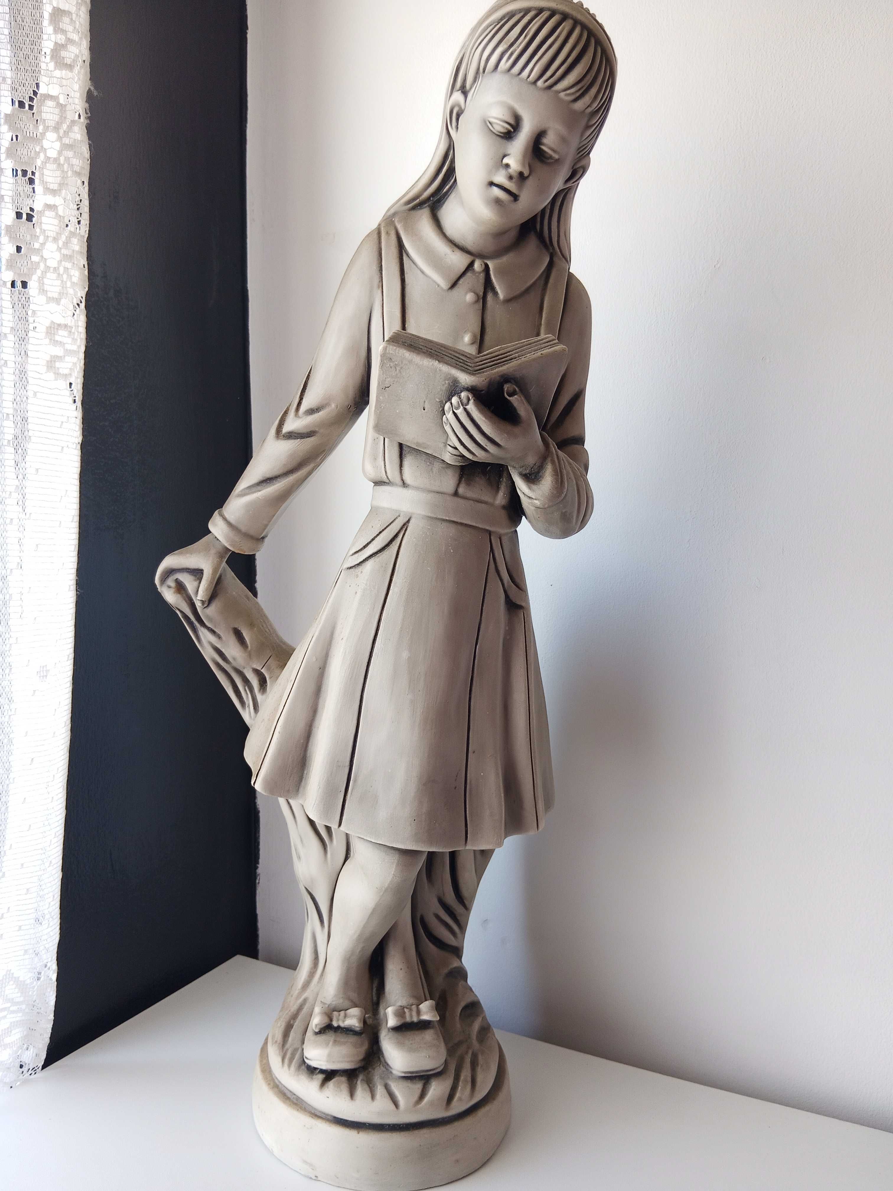 Menina colégio leitura 50cm, 2,2Kg