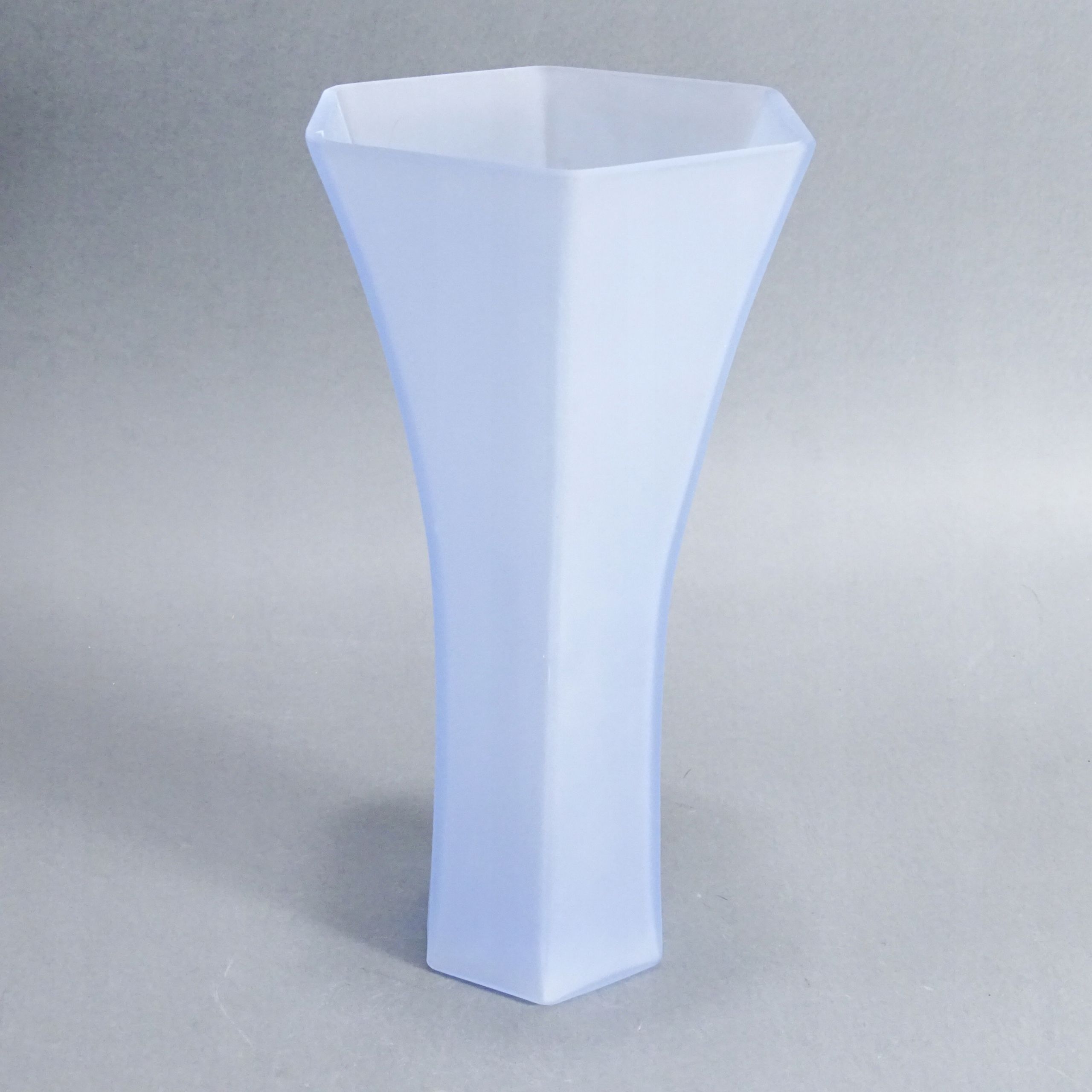 wazon z błękitnego matowego szkła