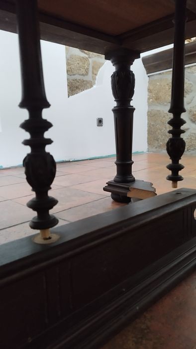 Mesa rústica castanho