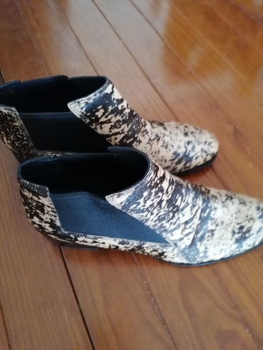 Botins em pele e pelo de vacamarca What for.