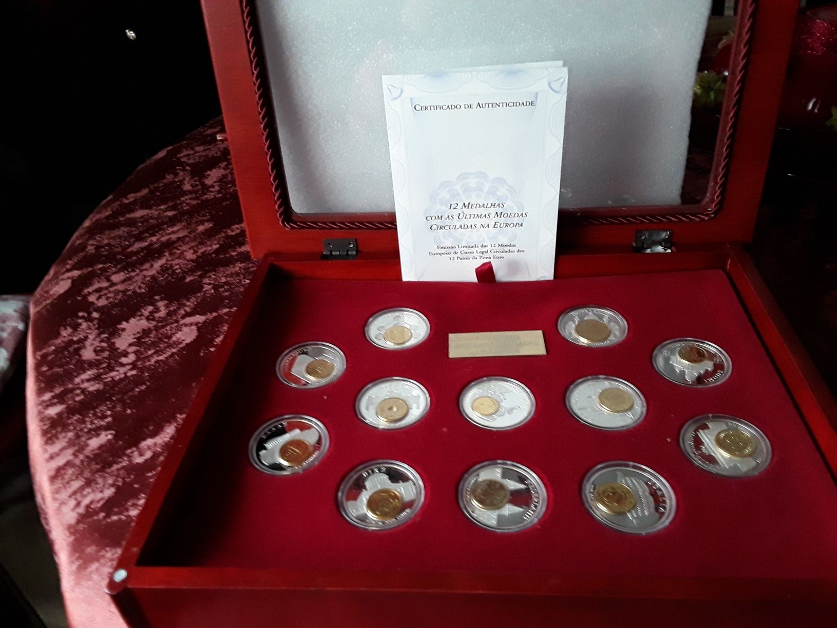 Moédas e medalhas para colecionadores.