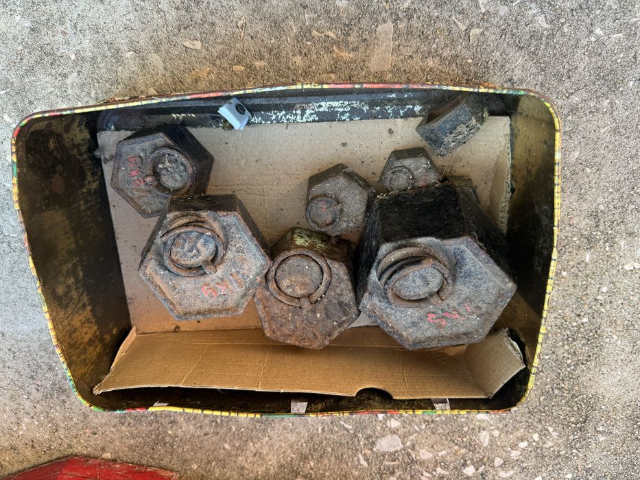 Balança decimal antiga com respectivos pesos