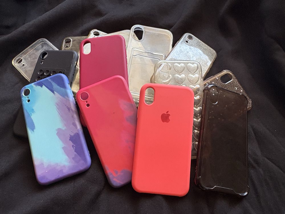 iPhone XR com caixa, cabo e capas