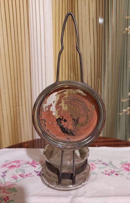 Stara lampa lampka naftowa biała