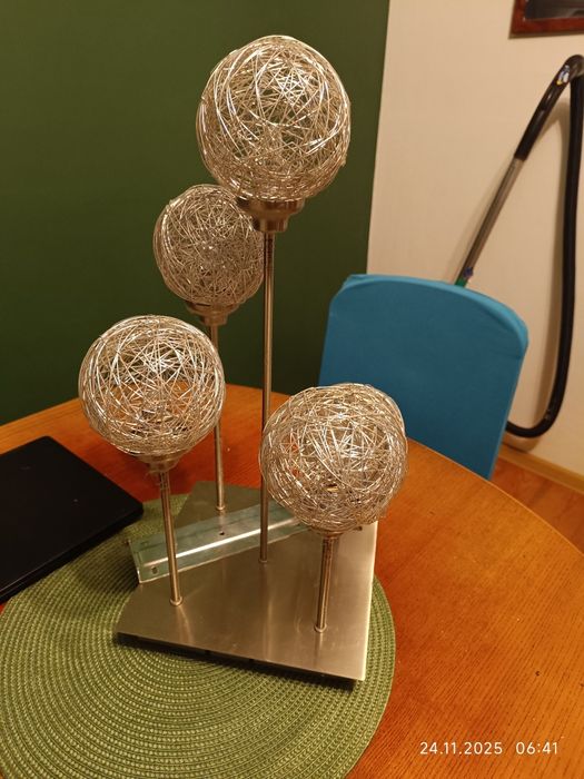 Żyrandol srebrny cztery kule o różnych dlugosciach