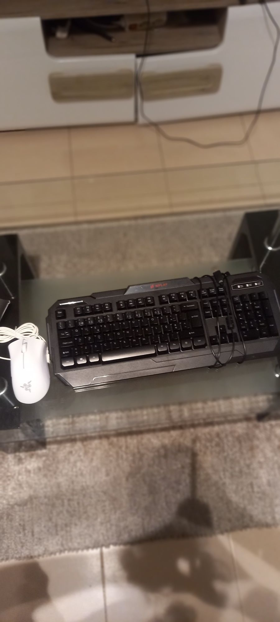 Vendo um teclado nplay e o mouse da razer