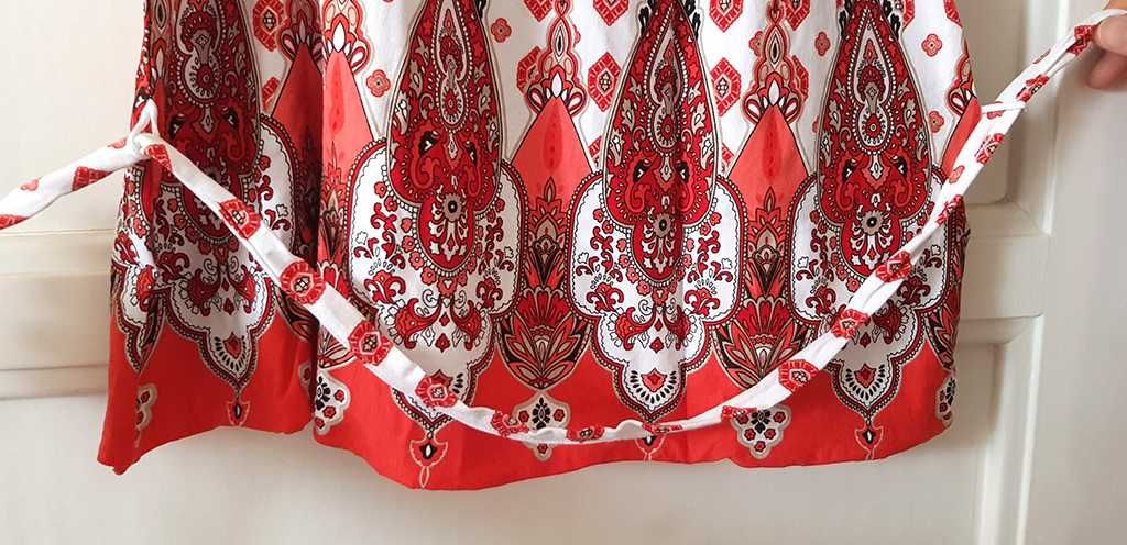 Top de alças e cinto vermelho e branco com padrão