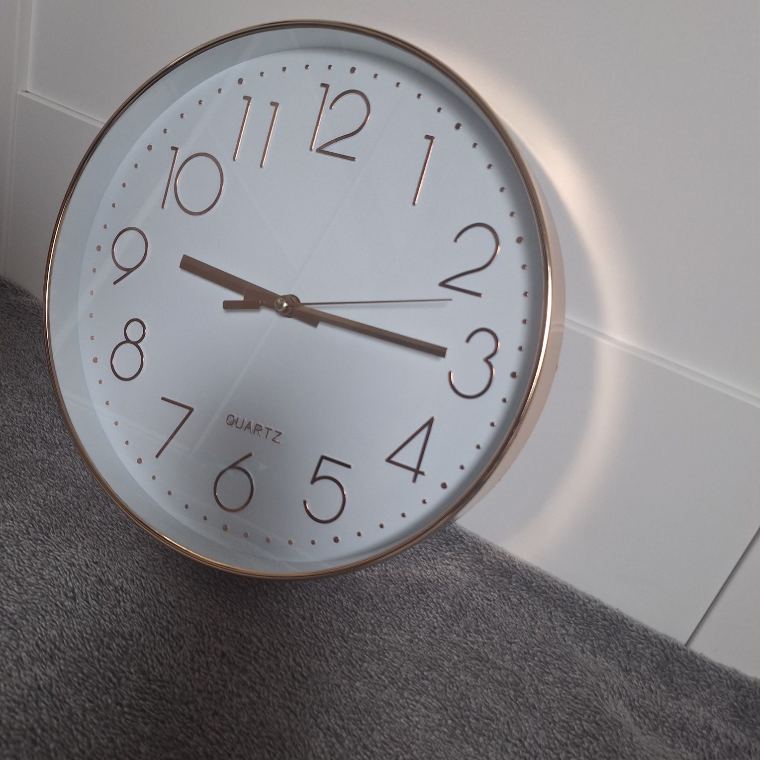 Zegar ścienny firmy QUARTZ