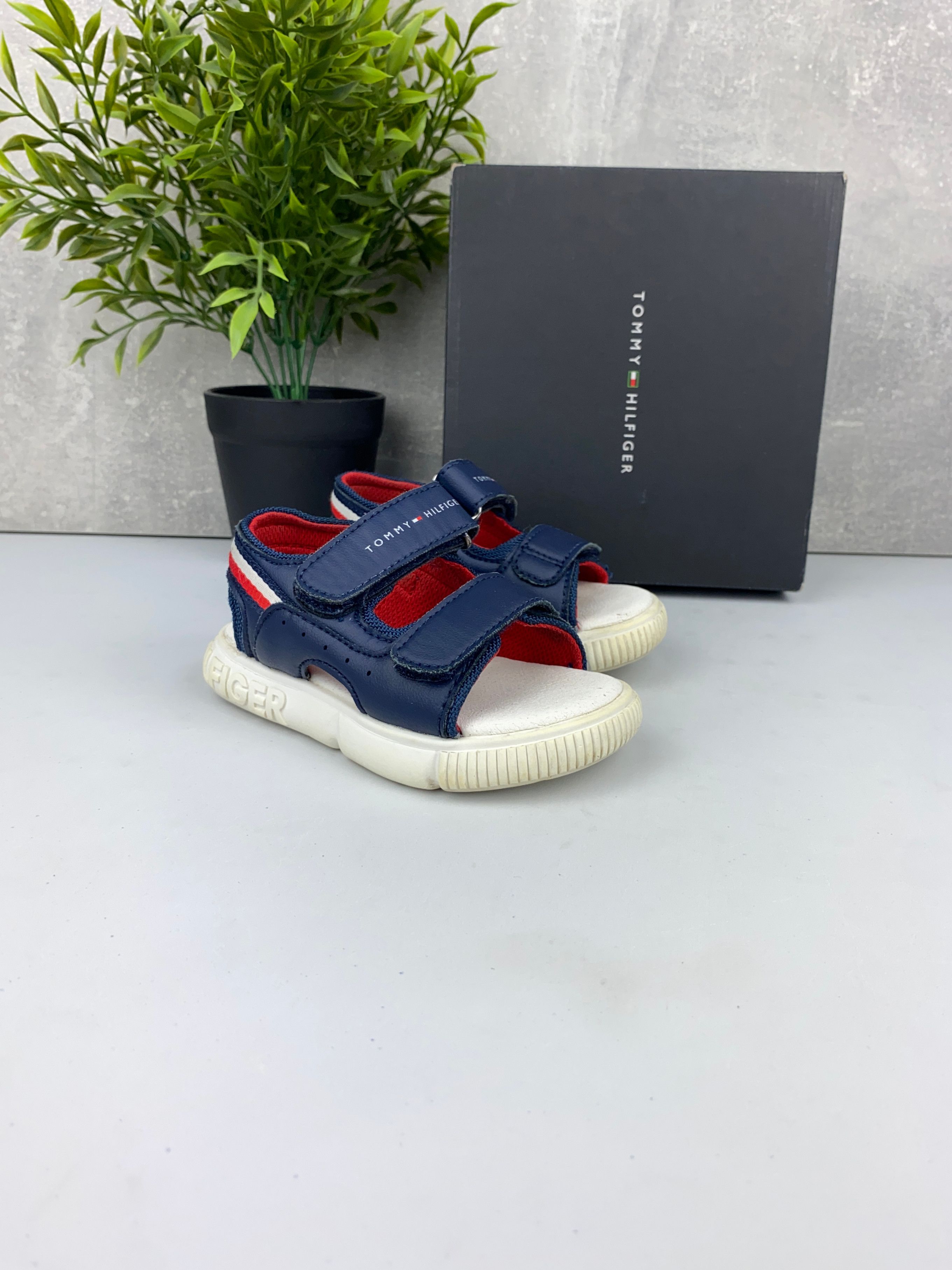 Bardzo dobre / buty sandały / Tommy Hilfiger / r. 23