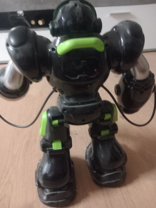 Robo de brinquedo com comando e carregador