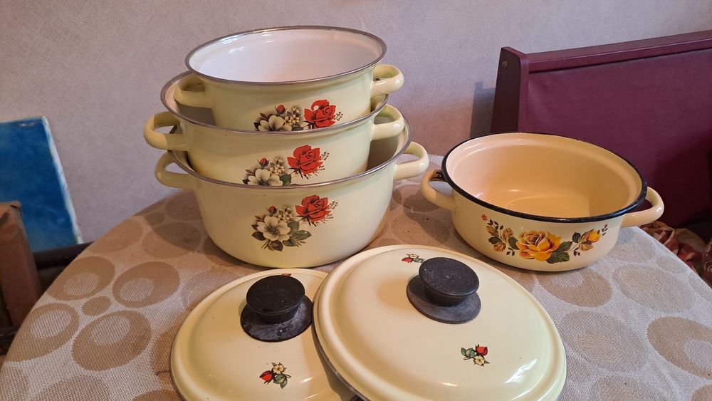 Набір емальованих каструль з квітами