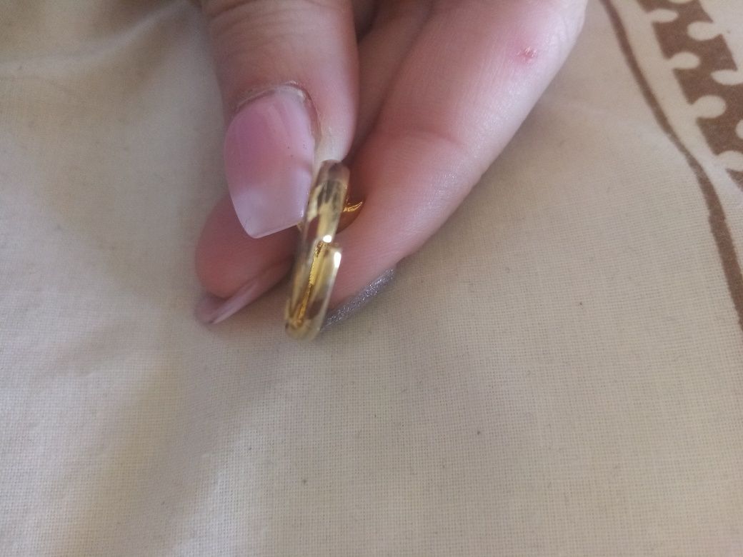 Anel dourado com pérola