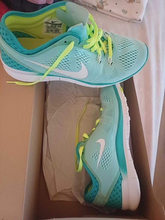 Tenis novos nike mulher n. 40.