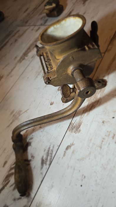 Stara zabytkowa maszynka do mielenia tytoniu