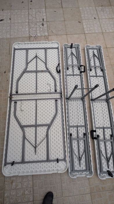 Mesa dobrável e 2 bancos 180 x 75 x 70 cm