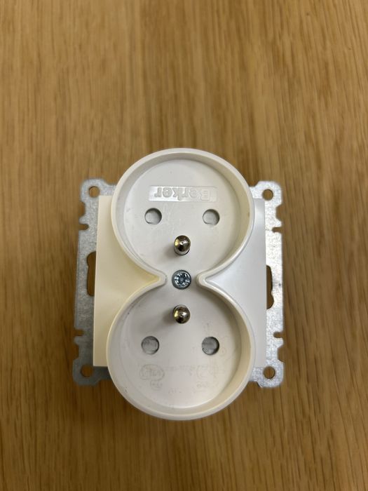 BERKER B.Kwadrat Gniazdo podwójne