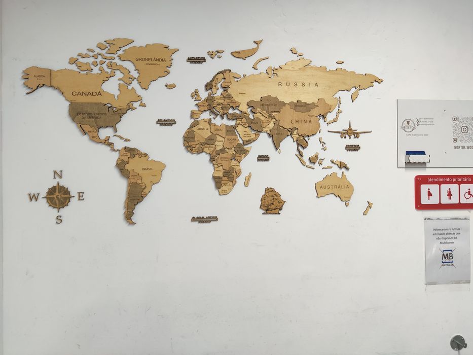 Mapa de mundo em MADEIRA. Somos fabricantes.