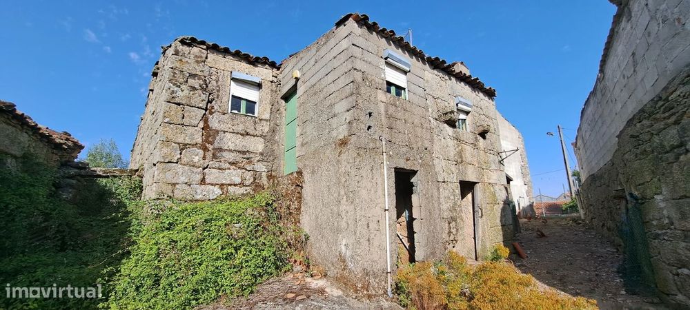 Moradia em pedra com terreno localizada em Ribeira de Carinhos- Guarda