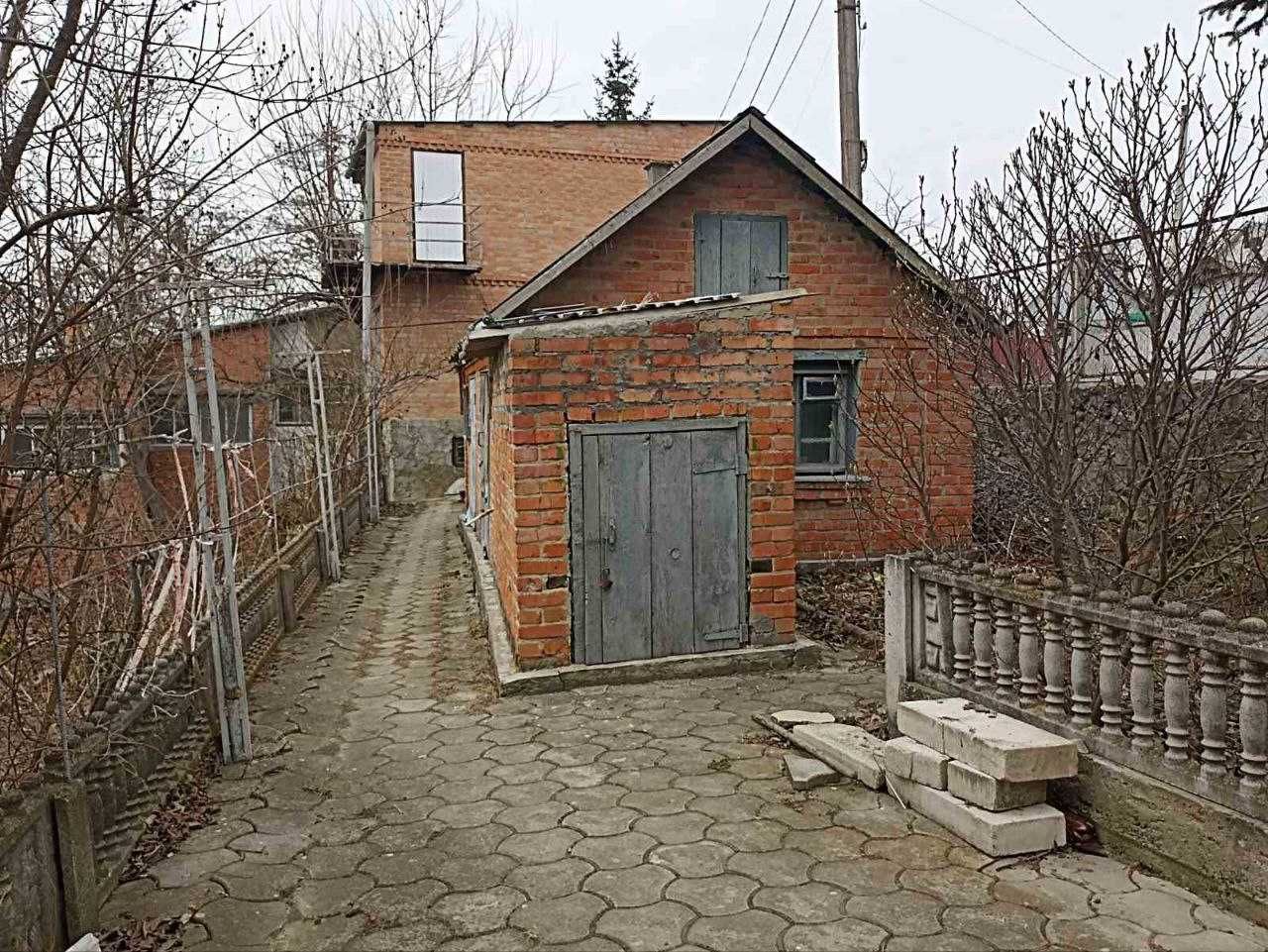 Продаж затишного будинку недалеко від центру міста.