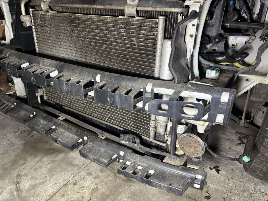 Pas przedni chłodnica Suzuki Swift Sport 1.6 IV MK6