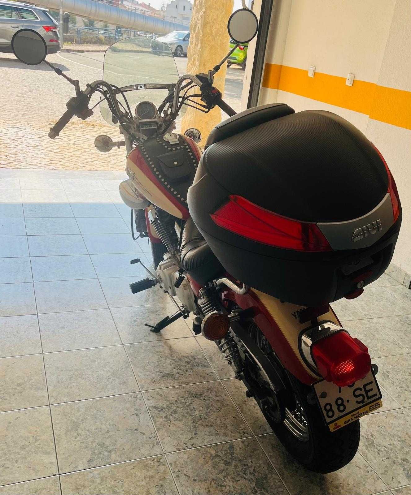 Yamaha Virago XV 250 de garagem