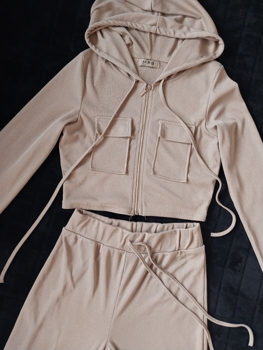 Спортивний жіночій костюм