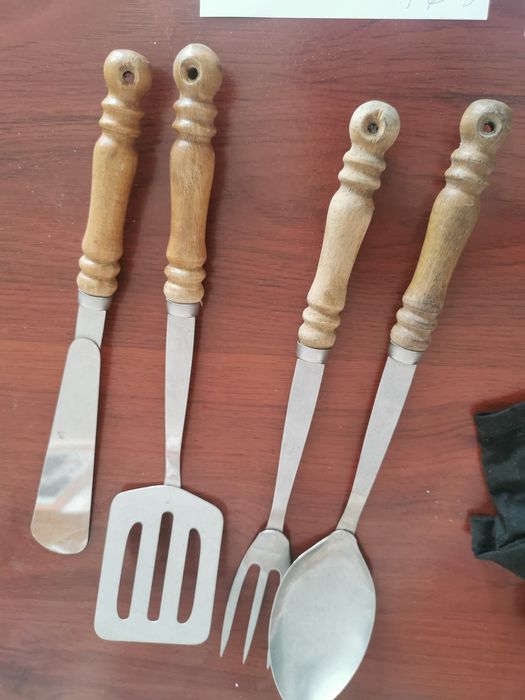 Quatro utensílios de cozinha.