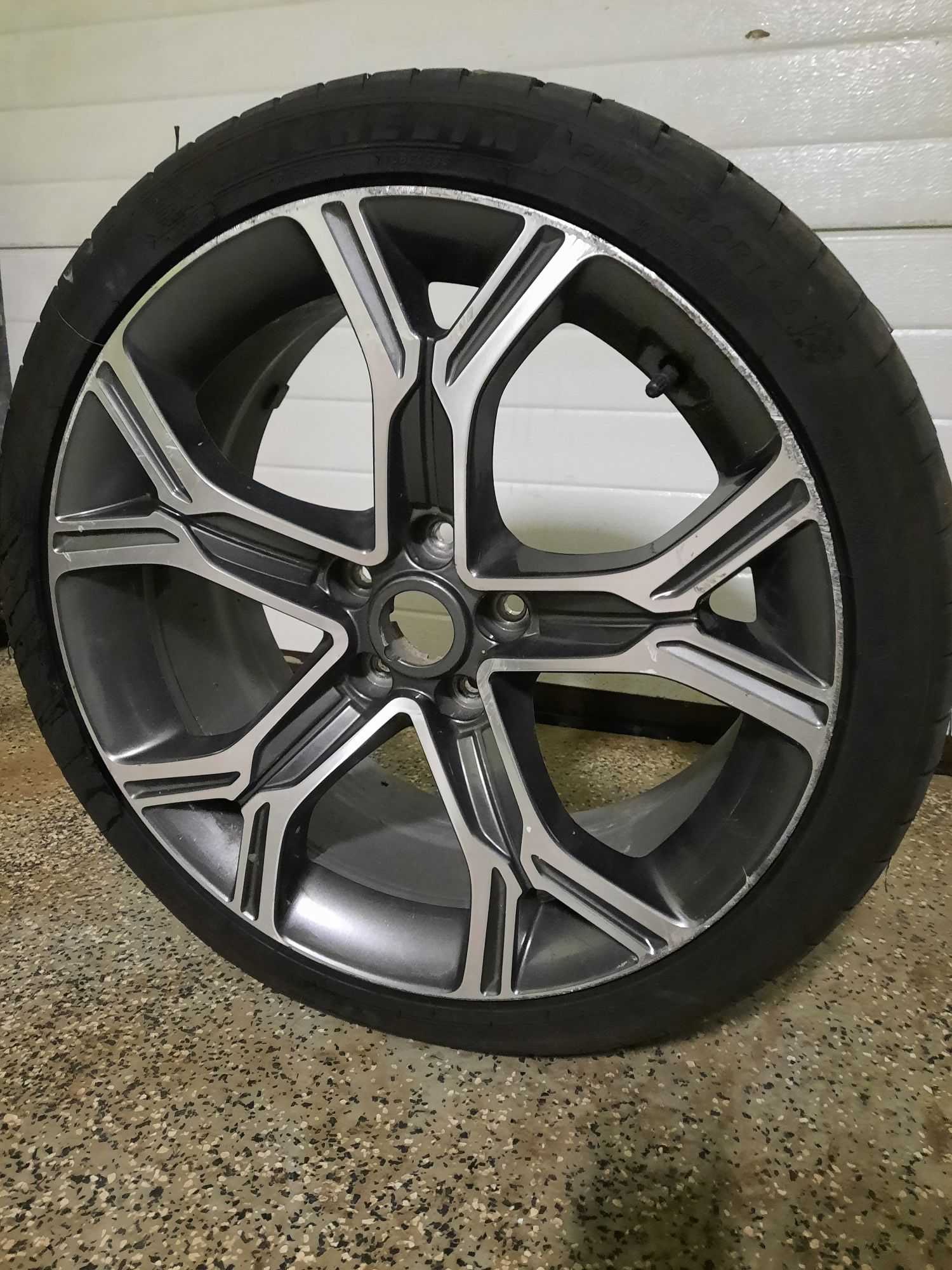 Aluminiowa felga pięcioramienna z oponą michelin
