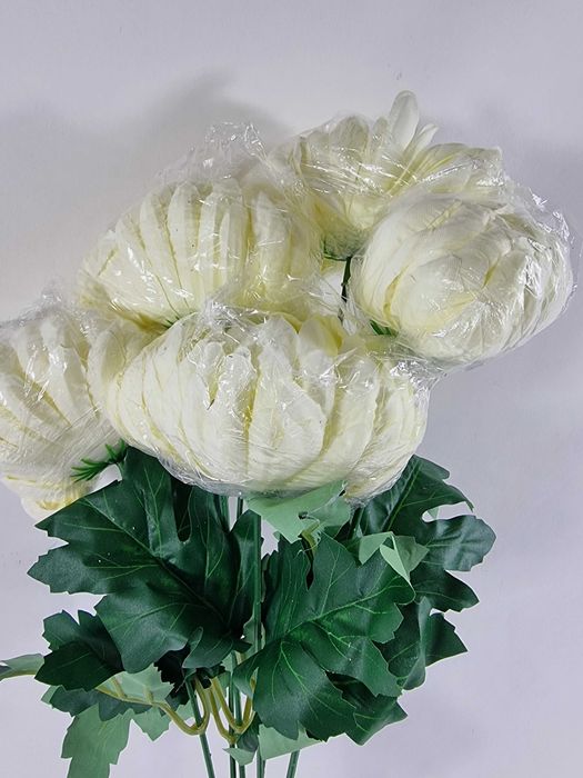 sztuczne chryzantema cmentarz chryzantemy kremowe Wszystkich Świętych