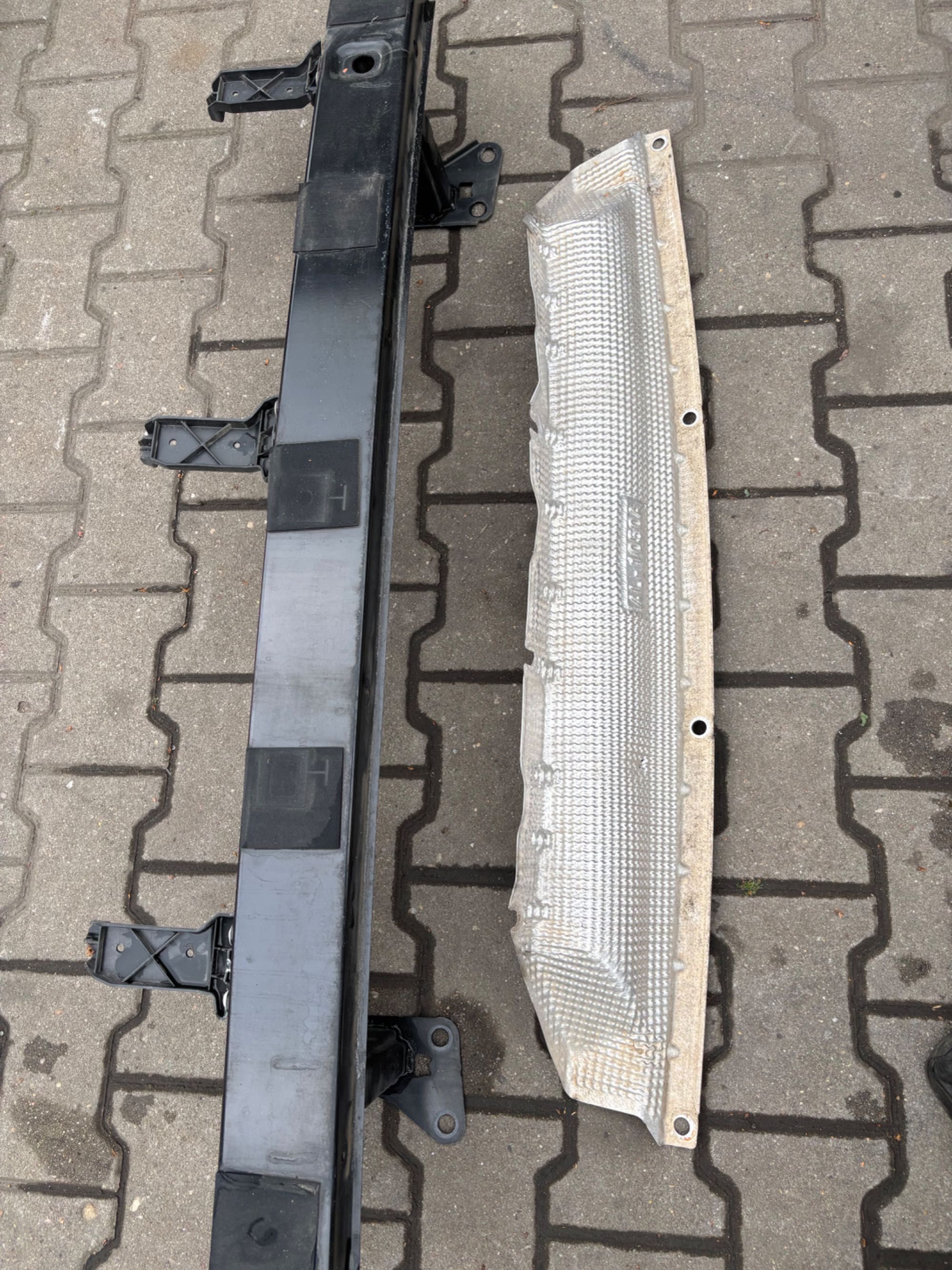 Belka zderzaka tył Renault Twingo III kompletna.