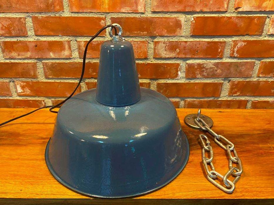 Lampa wisząca, przemysłowa, industrialna.