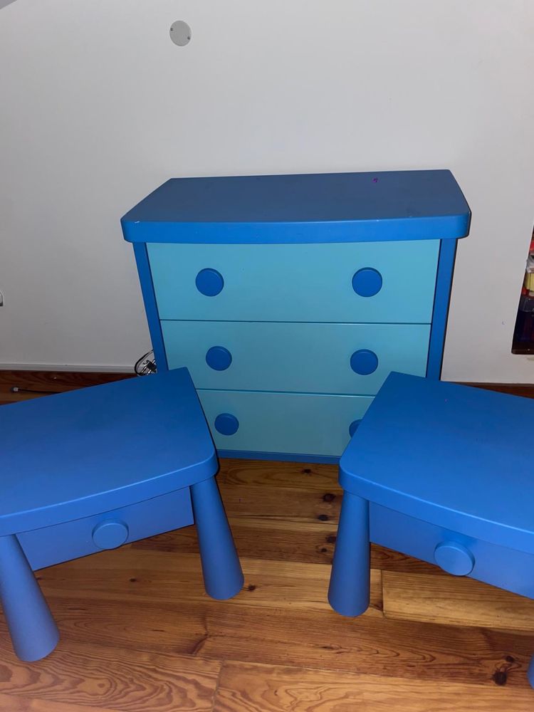 Cómoda Linha Mammut Ikea e mesinhas de cabeceira