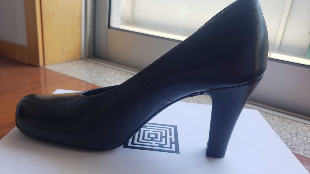 Sapatos Pretos Prof 37 - NOVOS