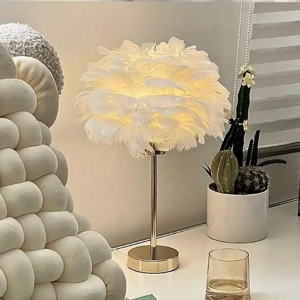 Elegancka lampa nocna stołowa z kloszem z białych piór ściemniacz