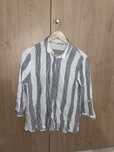 Camisa listrada.