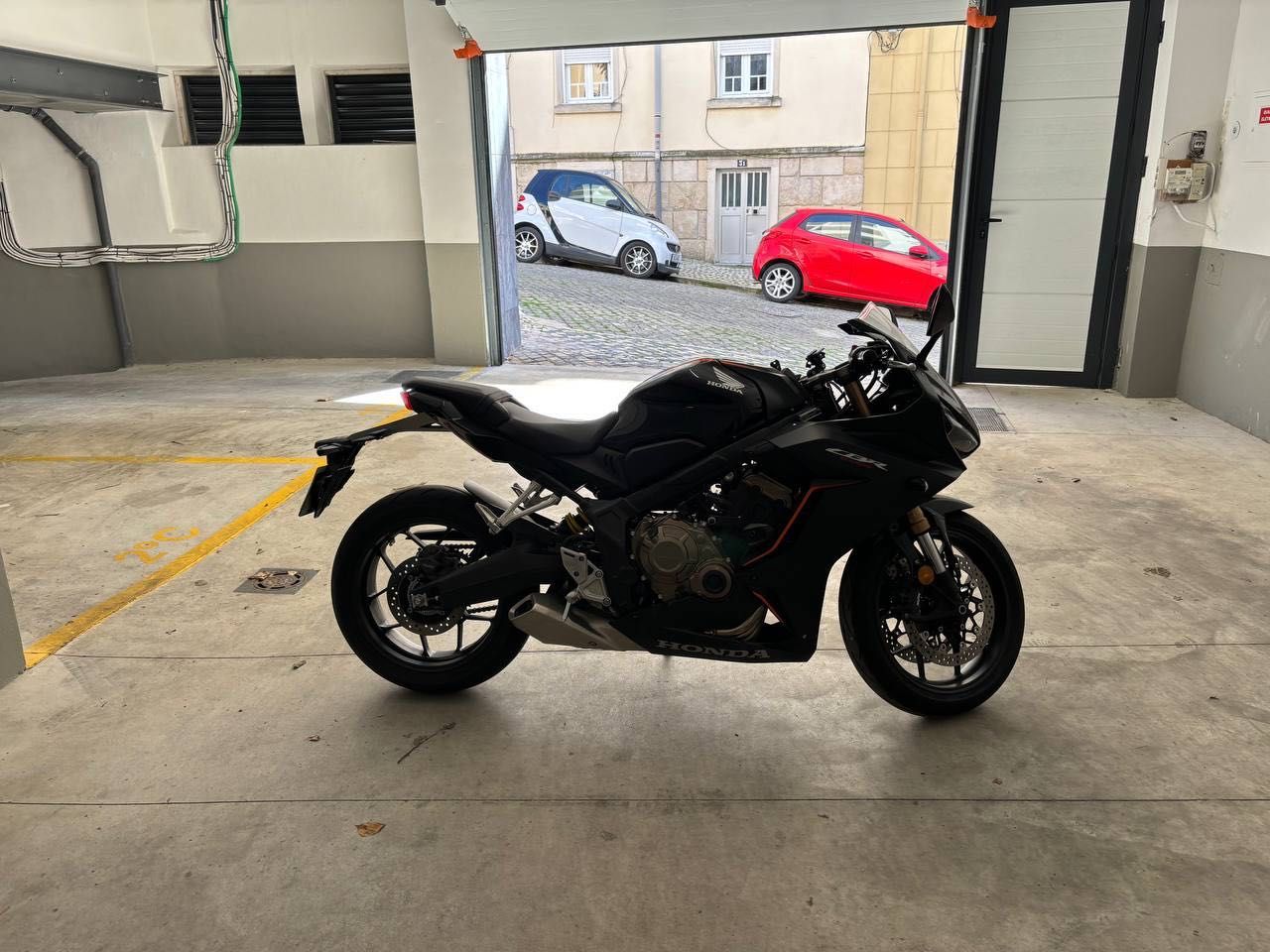 Honda CBR650R - apenas 2.331 km!
