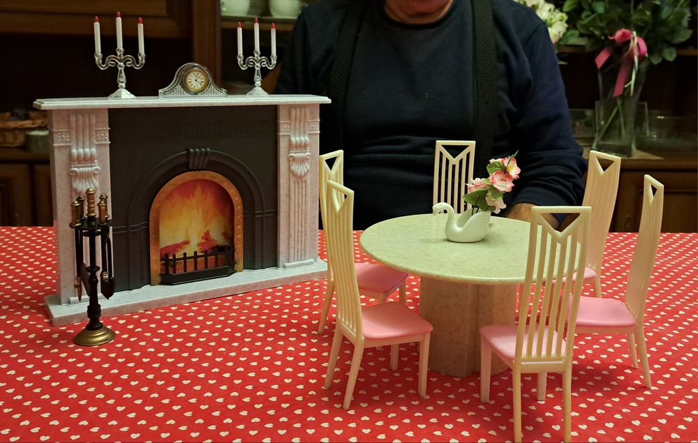 Piękny marmurowy kominek + stół z krzesłami