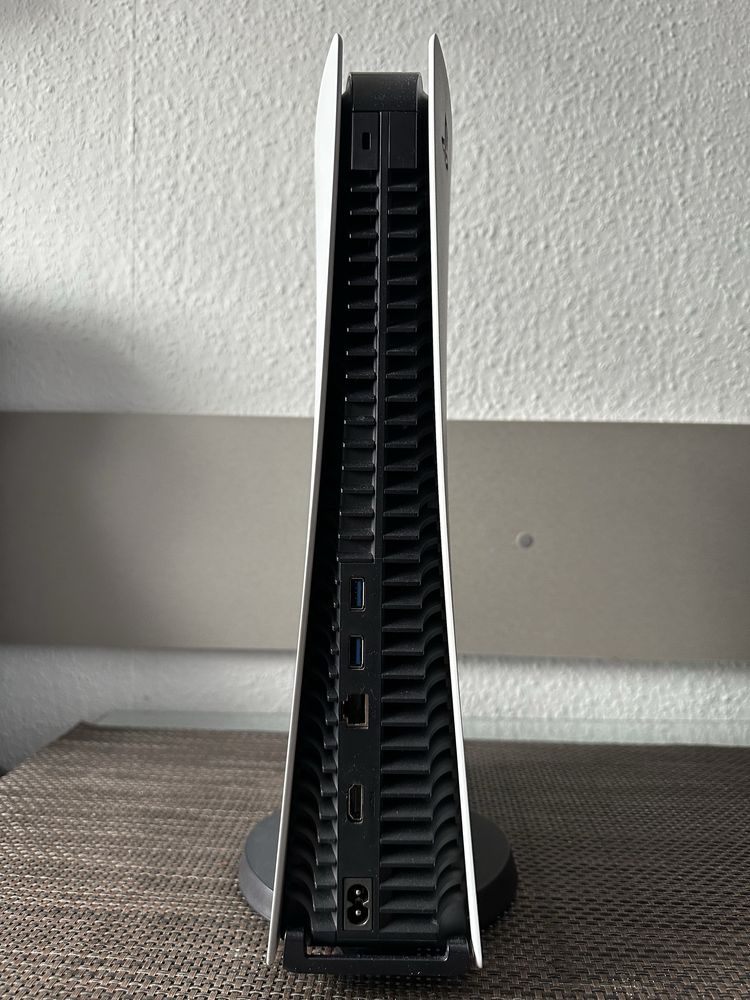 Playstation 5 Digital Edition 825GB SSD 8K HDR + 2 pady