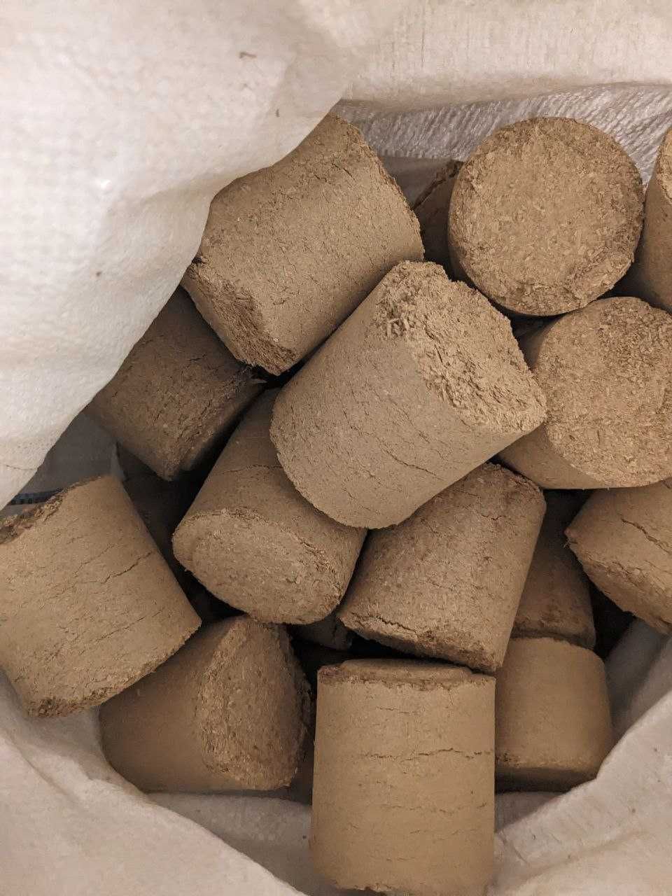 Брикет NESTRO дубовий в мішках по 25кг.  Вартість. 7500гр/т.